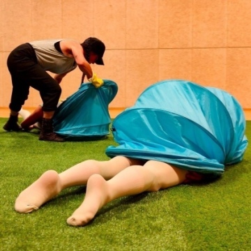 Cette image illustre un article de la catégorie Saison culturelle. Son titre est « Jaune Poussin »